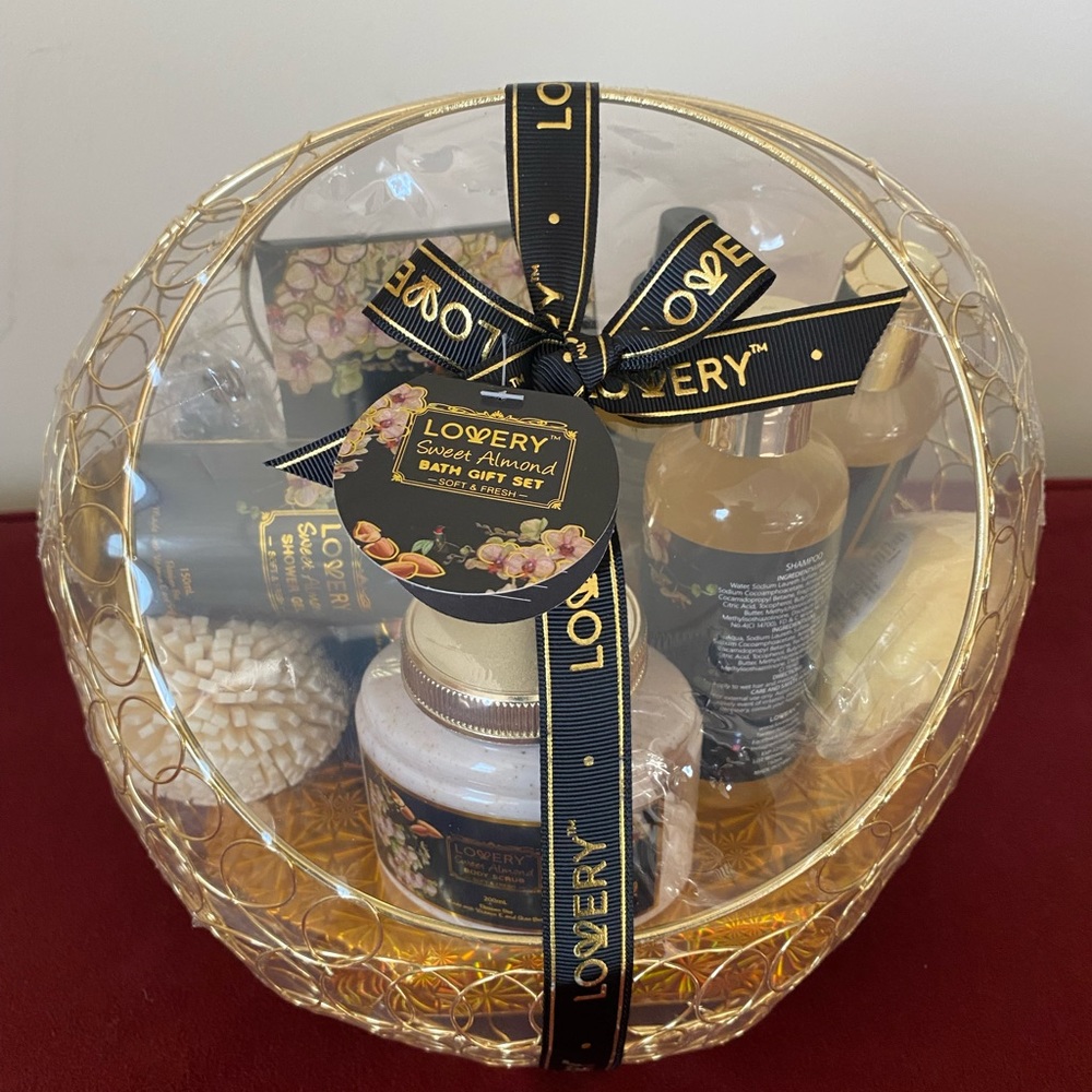 Fragrant 11 piece gift basket